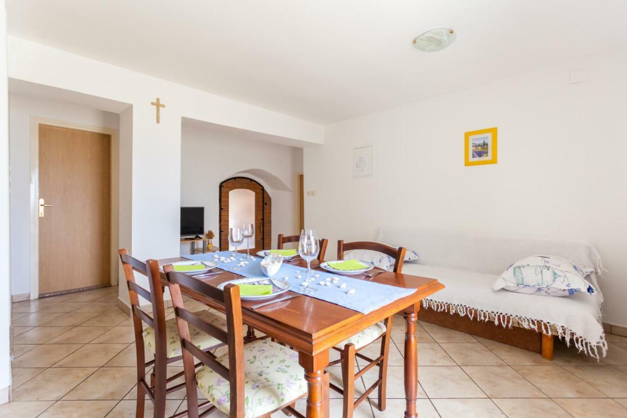 Marina Apartment Малинска Екстериор снимка