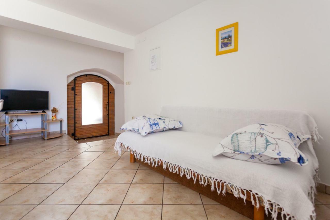 Marina Apartment Малинска Екстериор снимка